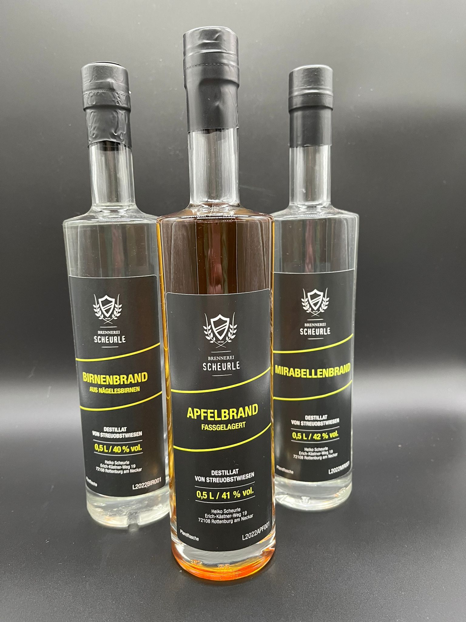 Flaschen der Brennerei in monochromer Darstellung